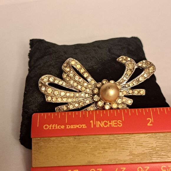 Vintage Brooch Bow Shape With Rhinestone Silver Tone Faux Pearl - Picture 2 of 6